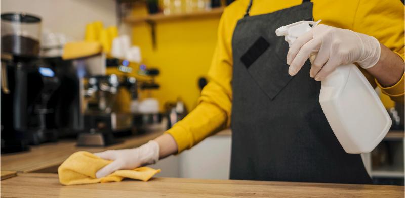 empleado de un bar limpiando la barra