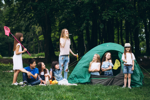 grupo adolescentes acampando bosque 1303 9482