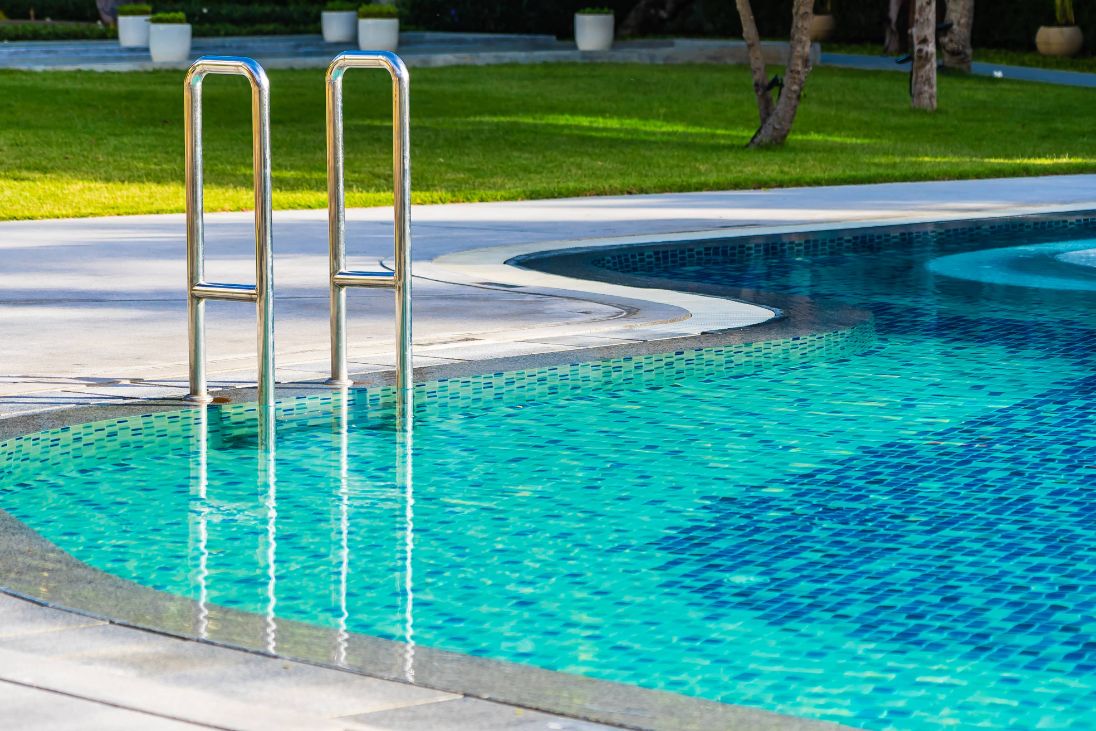 hermosa sombrilla silla alrededor piscina al aire libre complejo hotelero viajes vacaciones 1 1