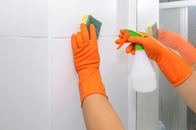 hombre haciendo tareas bano casa limpiando pared detergente spray 35355 951