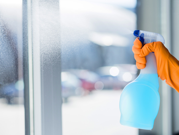 manos mujer guantes goma naranja limpiando ventana limpiador spray 23 2147916289